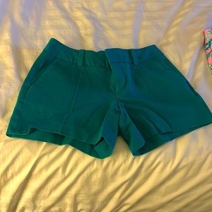 Lilly shorts w pockets and front darts